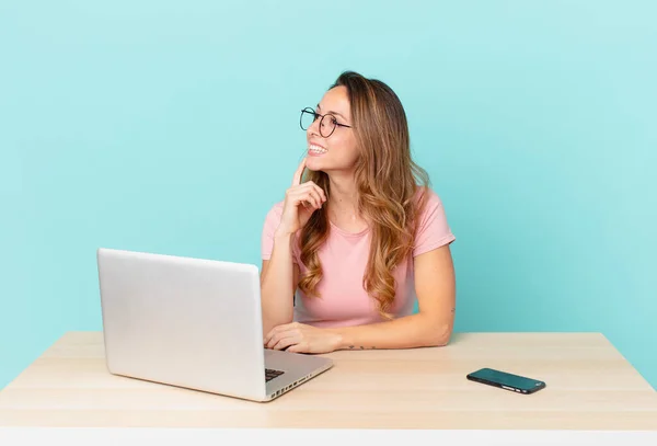 Bonita Mujer Sonriendo Feliz Soñando Despierto Dudando Concepto Teletrabajo — Foto de Stock