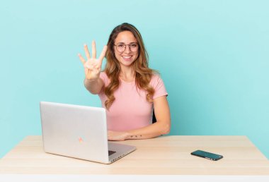 Güzel bayan gülümsüyor ve arkadaş canlısı görünüyor, dört numarayı gösteriyor. telework konsepti