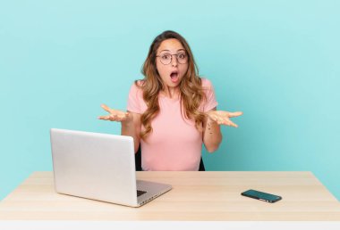 Güzel bir kadın son derece şaşırmış ve şok olmuş hissediyor. telework konsepti