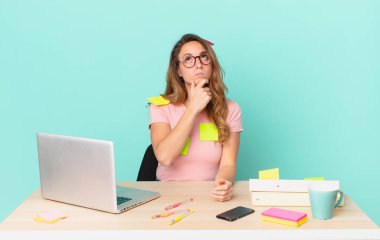 Düşünen, kuşkucu ve kafası karışık güzel bir kadın. telework konsepti