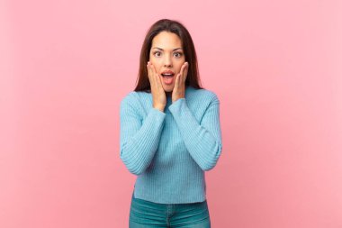 Genç İspanyol kadın şok olmuş ve korkmuş hissediyor.