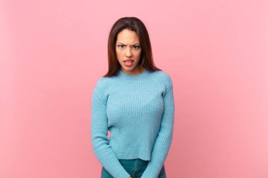 Genç İspanyol kadın şaşkın ve şaşkın hissediyor