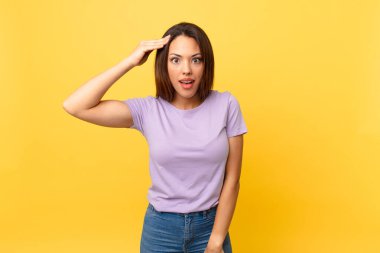 Genç İspanyol kadın mutlu, şaşkın ve şaşkın görünüyor.