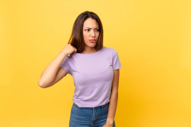 Genç İspanyol kadın stresli, endişeli, yorgun ve hayal kırıklığına uğramış hissediyor