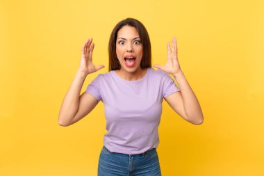 Genç İspanyol kadın ellerini havaya kaldırarak çığlık atıyor.