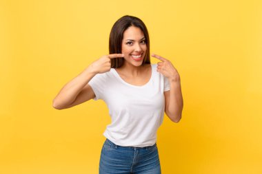 Genç İspanyol kadın kendine güvenerek gülümsüyor.