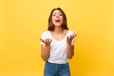 Genç İspanyol kadın umutsuz, sinirli ve stresli görünüyor.