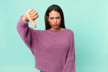 Genç İspanyol kadın kendini kötü hissediyor, baş parmağını kaldırıyor.