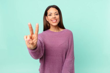 Genç İspanyol kadın gülümsüyor ve arkadaş canlısı görünüyor.