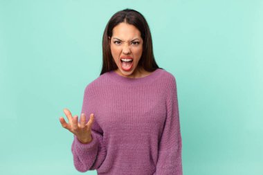 Genç İspanyol kadın sinirli, sinirli ve sinirli görünüyor.