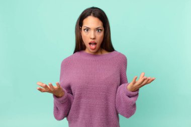 Genç İspanyol kadın çok şaşırdı ve şok oldu.