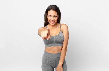 Genç İspanyol kadın kamerayı göstererek seni seçiyor. fitness konsepti