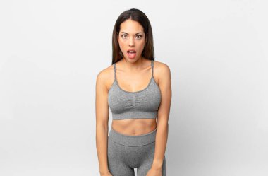 Genç İspanyol kadın çok şaşırmış ya da şok olmuş görünüyor. fitness konsepti
