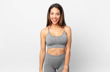 Genç İspanyol kadın mutlu ve hoş bir şekilde şaşırmış görünüyor. fitness konsepti