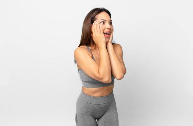 Genç İspanyol kadın mutlu, heyecanlı ve şaşırmış hissediyor. fitness konsepti