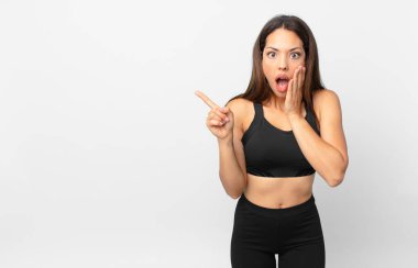 Genç İspanyol kadın şok olmuş ve korkmuş hissediyor. fitness konsepti