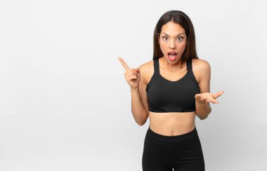 Genç İspanyol kadın şok olmuş ve şaşırmış hissediyor. fitness konsepti
