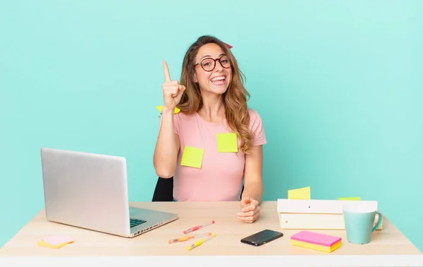 Mujer Bonita Sentirse Como Genio Feliz Emocionado Después Darse Cuenta — Foto de Stock