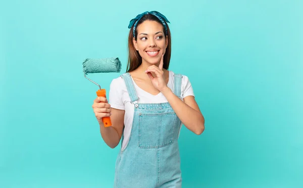 Young Hispanic Woman Smiling Happily Daydreaming Doubting Painting Wall — Φωτογραφία Αρχείου