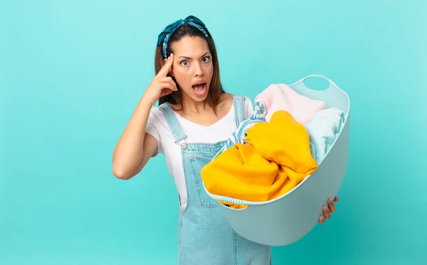 Young Hispanic Woman Looking Surprised Realizing New Thought Idea Concept — Stok Foto