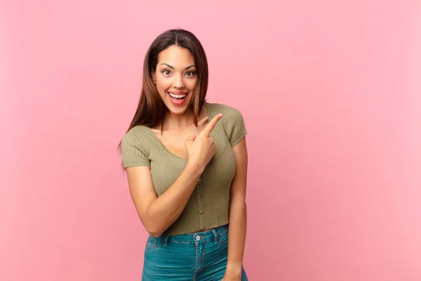 Joven Mujer Hispana Mirando Emocionada Sorprendida Señalando Lado — Foto de Stock