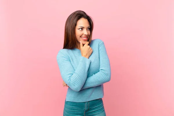 Joven Mujer Hispana Sonriendo Con Una Expresión Feliz Segura Con — Foto de Stock