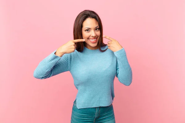 Joven Mujer Hispana Sonriendo Con Confianza Señalando Propia Amplia Sonrisa — Foto de Stock