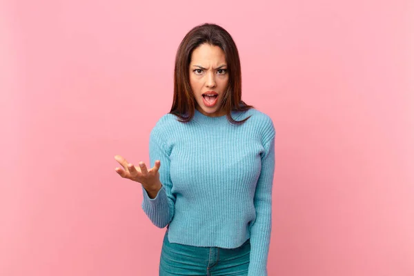 Giovane Donna Ispanica Che Sembra Arrabbiata Infastidita Frustrata — Foto Stock