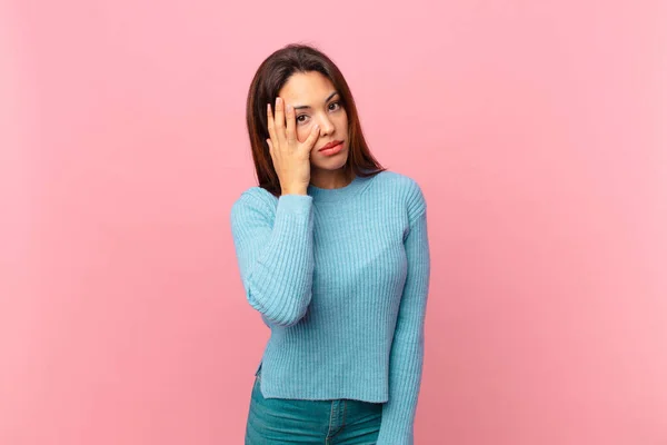 Jonge Spaanse Vrouw Voelt Zich Verveeld Gefrustreerd Slaperig Een Vermoeiende — Stockfoto