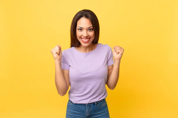 Joven Mujer Hispana Sintiéndose Conmocionada Riendo Celebrando Éxito —  Fotos de Stock