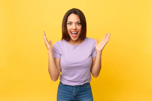 Joven Mujer Hispana Sintiéndose Feliz Asombrada Por Algo Increíble —  Fotos de Stock