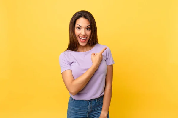 Joven Mujer Hispana Mirando Emocionada Sorprendida Señalando Lado —  Fotos de Stock