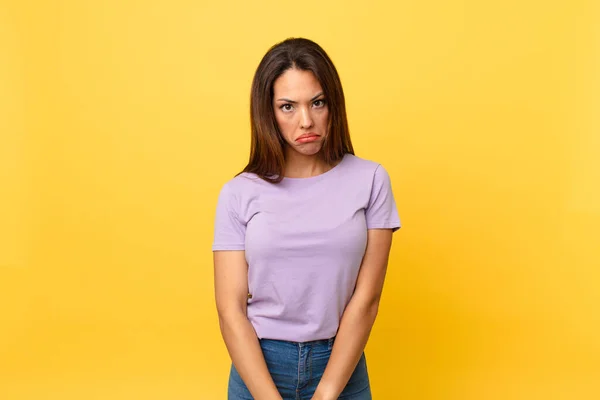 Joven Mujer Hispana Sintiéndose Triste Llorona Con Una Mirada Infeliz — Foto de Stock