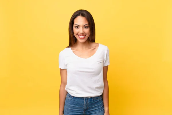 Joven Mujer Hispana Sonriendo Felizmente Con Una Mano Cadera Confiada — Foto de Stock