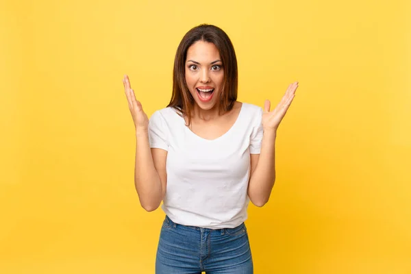 Joven Mujer Hispana Sintiéndose Feliz Asombrada Por Algo Increíble —  Fotos de Stock