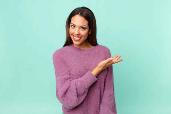 Joven Mujer Hispana Sonriendo Alegremente Sintiéndose Feliz Mostrando Concepto — Foto de Stock