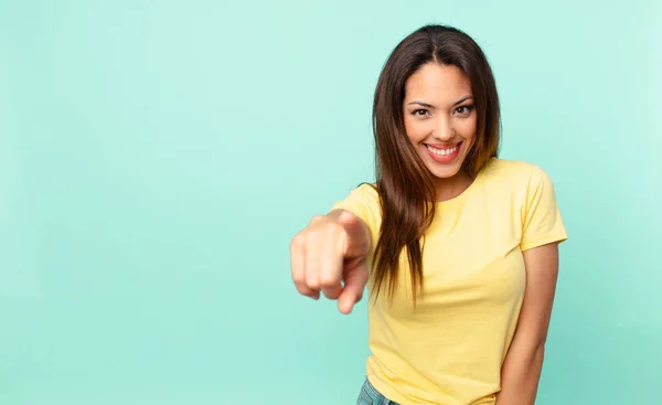 Giovane Donna Ispanica Che Indica Macchina Fotografica Che Sceglie — Foto Stock