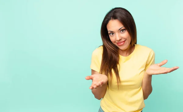 Joven Mujer Hispana Sintiéndose Desconcertada Confundida Dudando — Foto de Stock