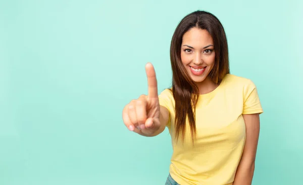 Jovem Hispânico Mulher Sorrindo Orgulhosamente Confiantemente Fazendo Número — Fotografia de Stock