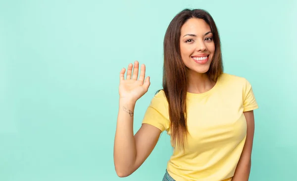 Joven Mujer Hispana Sonriendo Felizmente Saludando Con Mano Acogiéndote Saludándote —  Fotos de Stock