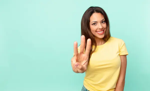 Joven Mujer Hispana Sonriendo Luciendo Amigable Mostrando Número Tres —  Fotos de Stock