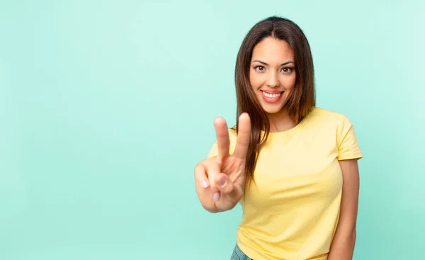 Joven Mujer Hispana Sonriendo Luciendo Amigable Mostrando Número Dos —  Fotos de Stock