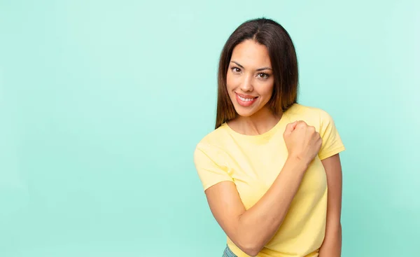 Jonge Spaanse Vrouw Zich Gelukkig Voelen Geconfronteerd Met Een Uitdaging — Stockfoto