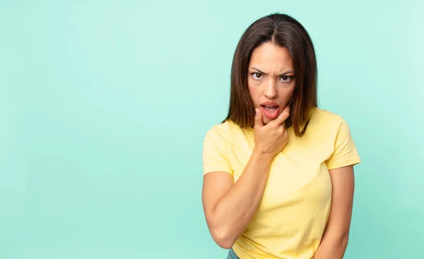 Junge Hispanische Frau Mit Weit Geöffnetem Mund Und Offenen Augen — Stockfoto