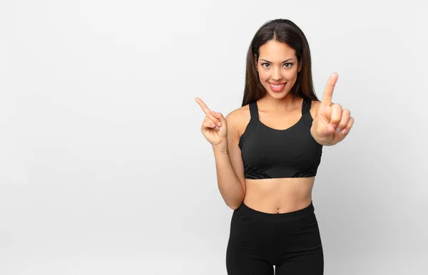 Jonge Spaanse Vrouw Glimlachend Vriendelijk Toont Nummer Een Fitness Concept — Stockfoto