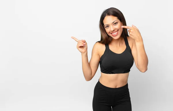 Jovem Hispânico Mulher Sorrindo Confiantemente Apontando Para Próprio Sorriso Largo — Fotografia de Stock