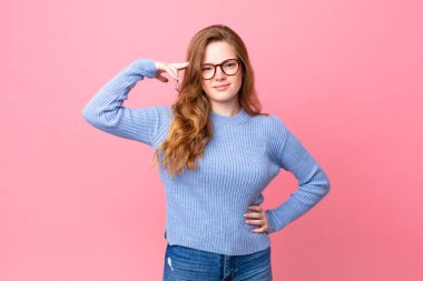 Güzel kızıl saçlı kadın şaşkın ve şaşkın hissediyor, senin deli olduğunu gösteriyor.