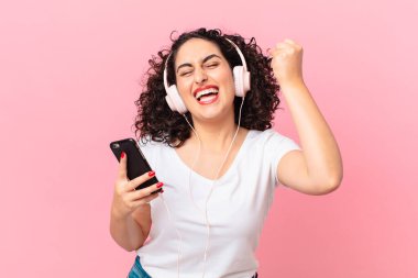 Kulaklıklı güzel Arap kadın..