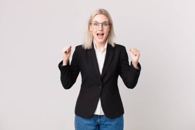 Sarışın, güzel bir kadın şoke olmuş, gülüyor ve başarıyı kutluyor. iş kavramı