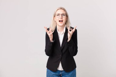 Sarışın, güzel bir kadın umutsuz, hayal kırıklığına uğramış ve stresli görünüyor. iş kavramı